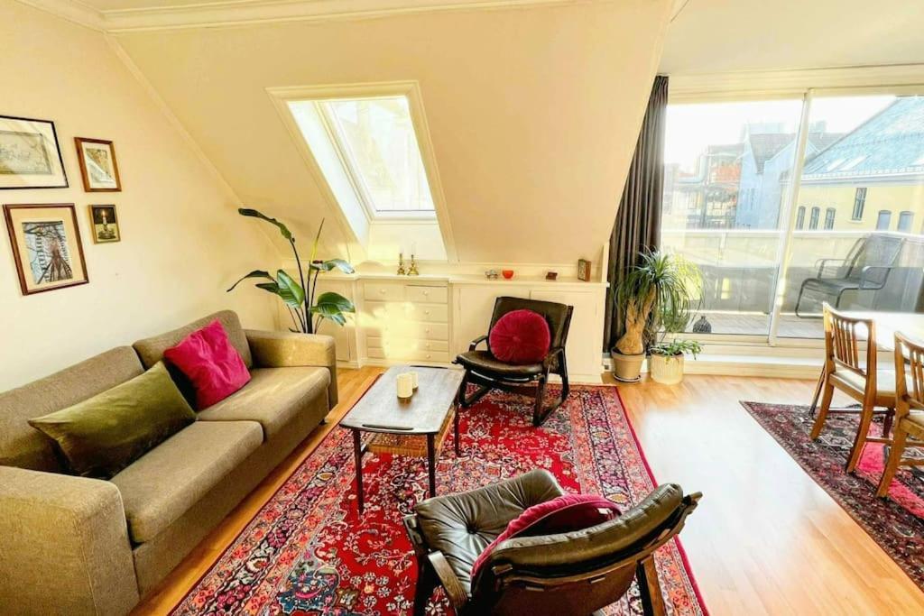 2br With Balconies And Art In Historical Area Lägenhet